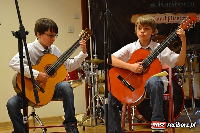 Zdjęcie w galerii na portalu naszraciborz.pl: Uczniowie Szkoły Muzycznej z Rydułtów na zamku wiadomości z regionu