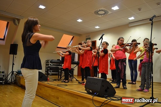 Zdjęcie w galerii na portalu naszraciborz.pl: Uczniowie Szkoły Muzycznej z Rydułtów na zamku wiadomości z regionu