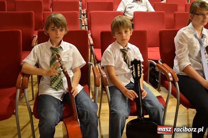 Zdjęcie w galerii na portalu naszraciborz.pl: Uczniowie Szkoły Muzycznej z Rydułtów na zamku wiadomości z regionu