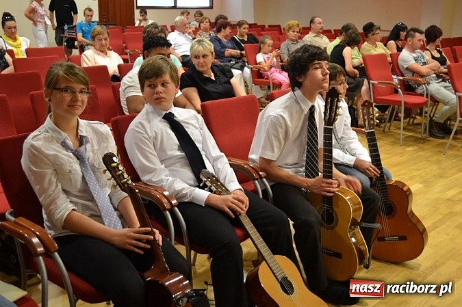 Zdjęcie w galerii na portalu naszraciborz.pl: Uczniowie Szkoły Muzycznej z Rydułtów na zamku wiadomości z regionu