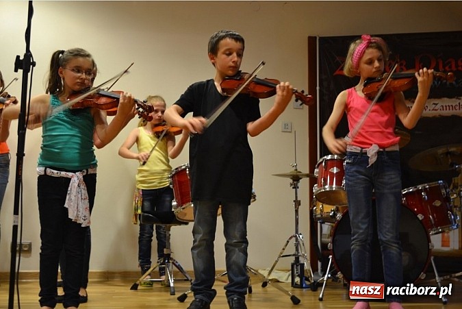 Zdjęcie w galerii na portalu naszraciborz.pl: Uczniowie Szkoły Muzycznej z Rydułtów na zamku wiadomości z regionu