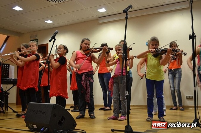Zdjęcie w galerii na portalu naszraciborz.pl: Uczniowie Szkoły Muzycznej z Rydułtów na zamku wiadomości z regionu