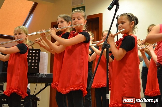 Zdjęcie w galerii na portalu naszraciborz.pl: Uczniowie Szkoły Muzycznej z Rydułtów na zamku wiadomości z regionu