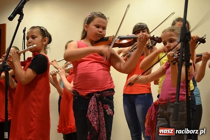 Zdjęcie w galerii na portalu naszraciborz.pl: Uczniowie Szkoły Muzycznej z Rydułtów na zamku wiadomości z regionu