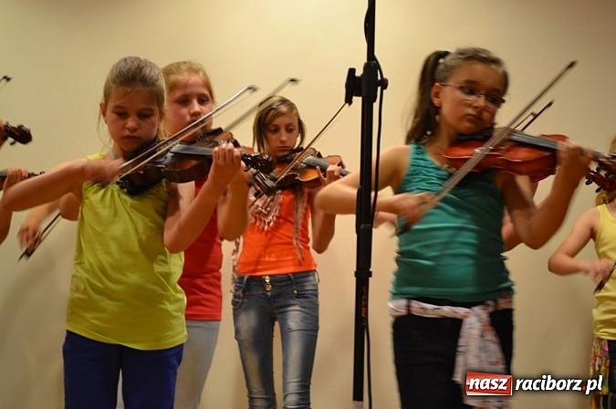 Zdjęcie w galerii na portalu naszraciborz.pl: Uczniowie Szkoły Muzycznej z Rydułtów na zamku wiadomości z regionu