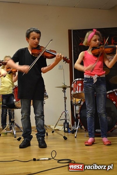 Zdjęcie w galerii na portalu naszraciborz.pl: Uczniowie Szkoły Muzycznej z Rydułtów na zamku wiadomości z regionu