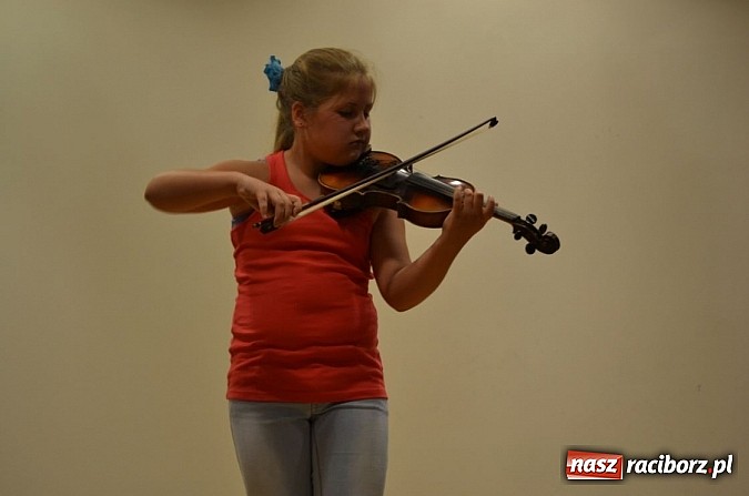 Zdjęcie w galerii na portalu naszraciborz.pl: Uczniowie Szkoły Muzycznej z Rydułtów na zamku wiadomości z regionu