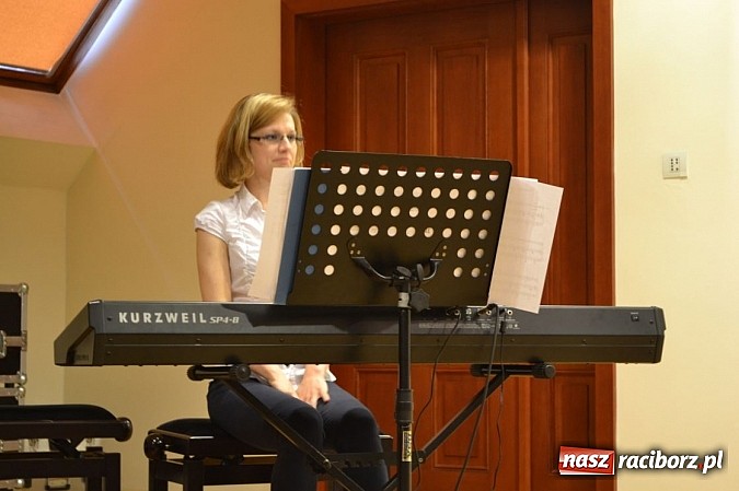 Zdjęcie w galerii na portalu naszraciborz.pl: Uczniowie Szkoły Muzycznej z Rydułtów na zamku wiadomości z regionu