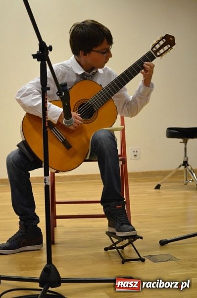 Zdjęcie w galerii na portalu naszraciborz.pl: Uczniowie Szkoły Muzycznej z Rydułtów na zamku wiadomości z regionu