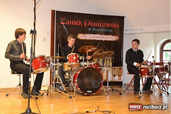 Zdjęcie w galerii na portalu naszraciborz.pl: Uczniowie Szkoły Muzycznej z Rydułtów na zamku wiadomości z regionu