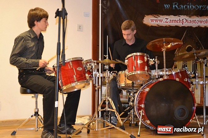 Zdjęcie w galerii na portalu naszraciborz.pl: Uczniowie Szkoły Muzycznej z Rydułtów na zamku wiadomości z regionu