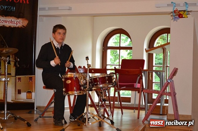 Zdjęcie w galerii na portalu naszraciborz.pl: Uczniowie Szkoły Muzycznej z Rydułtów na zamku wiadomości z regionu