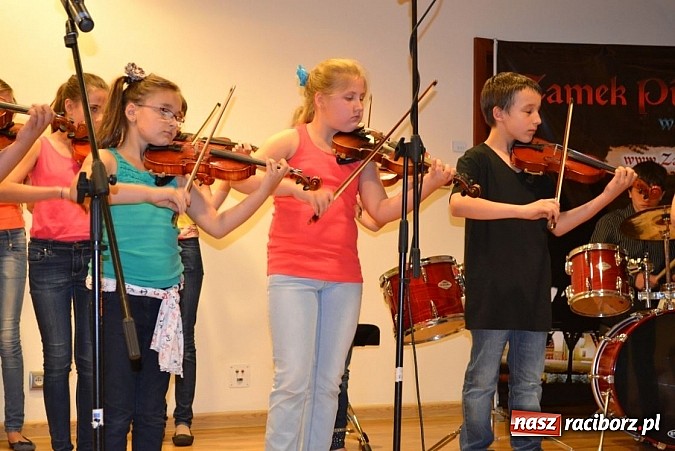 Zdjęcie w galerii na portalu naszraciborz.pl: Uczniowie Szkoły Muzycznej z Rydułtów na zamku wiadomości z regionu