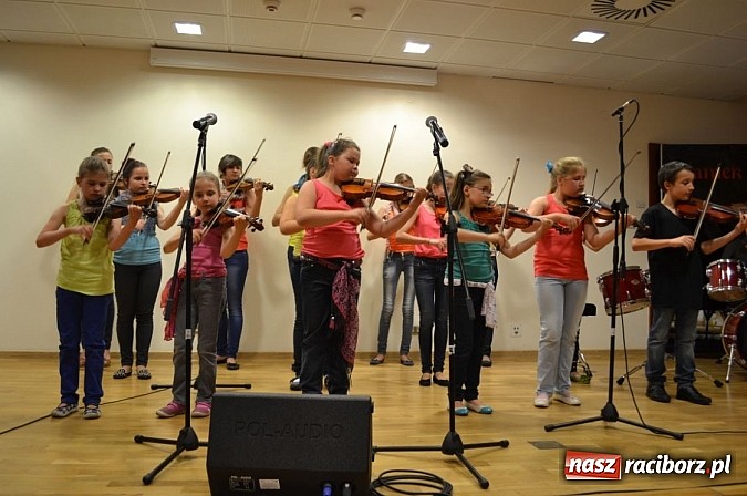 Zdjęcie w galerii na portalu naszraciborz.pl: Uczniowie Szkoły Muzycznej z Rydułtów na zamku wiadomości z regionu