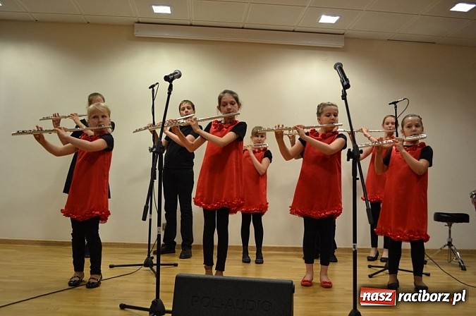 Zdjęcie w galerii na portalu naszraciborz.pl: Uczniowie Szkoły Muzycznej z Rydułtów na zamku wiadomości z regionu