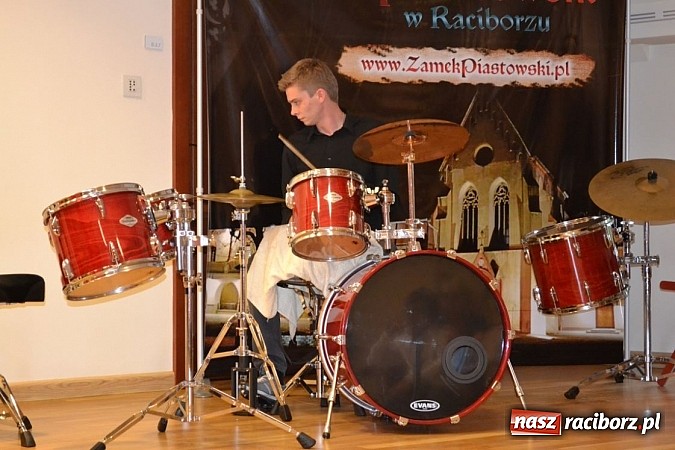 Zdjęcie w galerii na portalu naszraciborz.pl: Uczniowie Szkoły Muzycznej z Rydułtów na zamku wiadomości z regionu