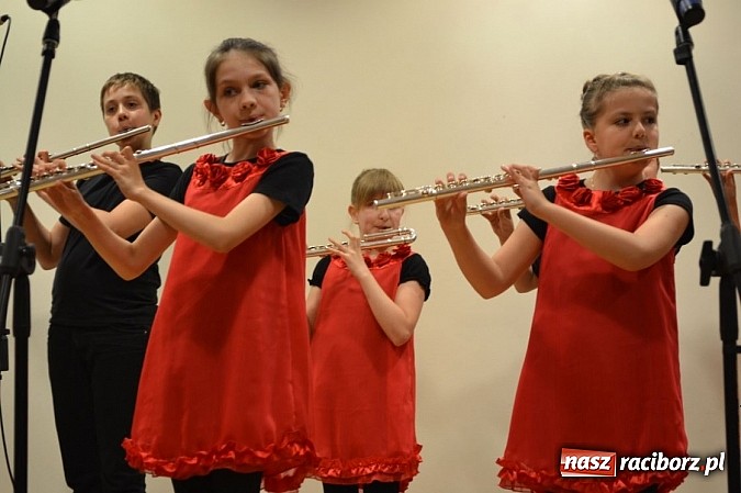 Zdjęcie w galerii na portalu naszraciborz.pl: Uczniowie Szkoły Muzycznej z Rydułtów na zamku wiadomości z regionu