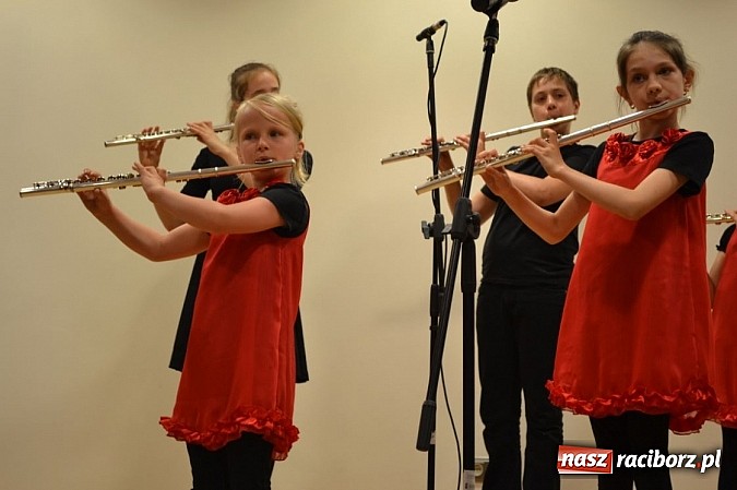 Zdjęcie w galerii na portalu naszraciborz.pl: Uczniowie Szkoły Muzycznej z Rydułtów na zamku wiadomości z regionu