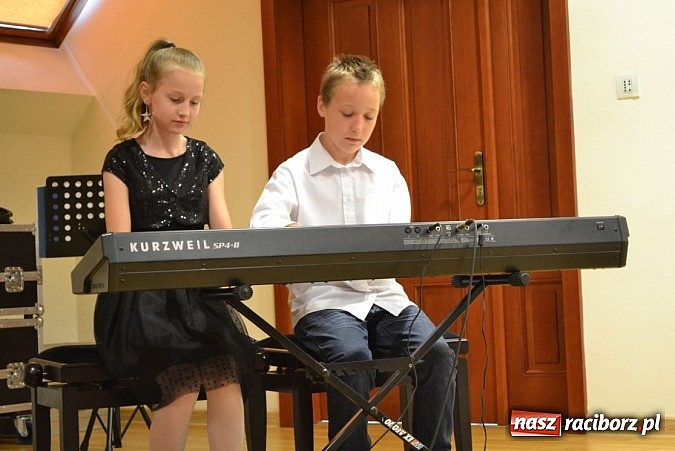 Zdjęcie w galerii na portalu naszraciborz.pl: Uczniowie Szkoły Muzycznej z Rydułtów na zamku wiadomości z regionu