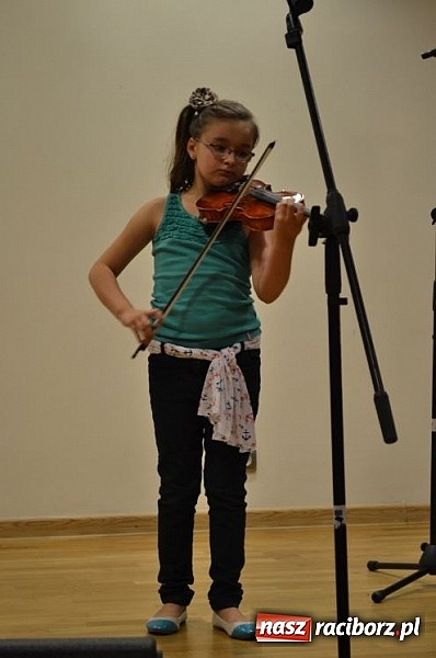 Zdjęcie w galerii na portalu naszraciborz.pl: Uczniowie Szkoły Muzycznej z Rydułtów na zamku wiadomości z regionu