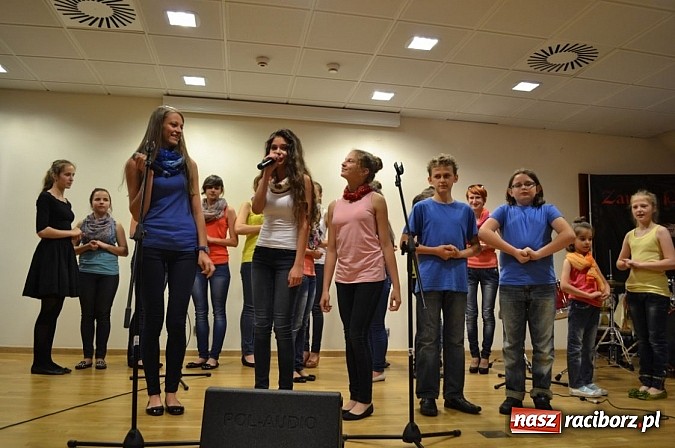 Zdjęcie w galerii na portalu naszraciborz.pl: Uczniowie Szkoły Muzycznej z Rydułtów na zamku wiadomości z regionu