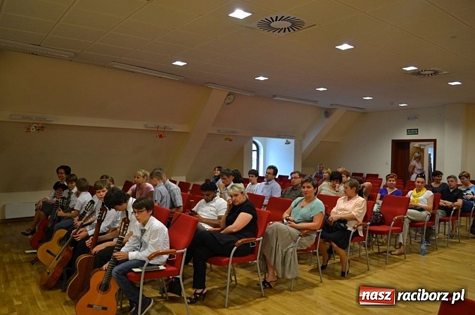 Zdjęcie w galerii na portalu naszraciborz.pl: Uczniowie Szkoły Muzycznej z Rydułtów na zamku wiadomości z regionu