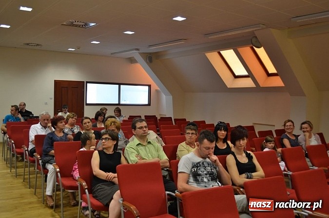 Zdjęcie w galerii na portalu naszraciborz.pl: Uczniowie Szkoły Muzycznej z Rydułtów na zamku wiadomości z regionu