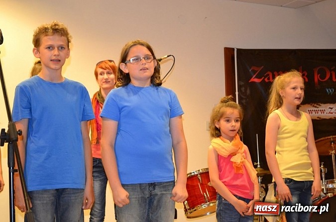 Zdjęcie w galerii na portalu naszraciborz.pl: Uczniowie Szkoły Muzycznej z Rydułtów na zamku wiadomości z regionu