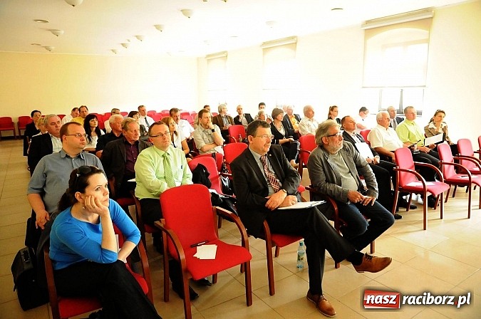 Zdjęcie w galerii na portalu naszraciborz.pl: W starym opactwie szukali pomysłów na rozwój ziemi raciborskiej wiadomości z regionu