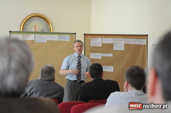 Zdjęcie w galerii na portalu naszraciborz.pl: W starym opactwie szukali pomysłów na rozwój ziemi raciborskiej wiadomości z regionu