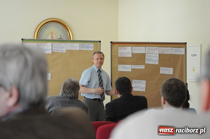 Zdjęcie w galerii na portalu naszraciborz.pl: W starym opactwie szukali pomysłów na rozwój ziemi raciborskiej wiadomości z regionu