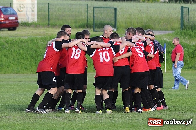Zdjęcie w galerii na portalu naszraciborz.pl: Gamów przegrał w Brzeziu. Owsiszcze awansowały do A-klasy wiadomości z regionu
