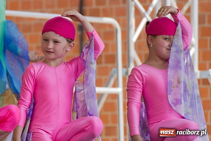 Zdjęcie w galerii na portalu naszraciborz.pl: Zamek kolorowy międzynarodowym folklorem wiadomości z regionu