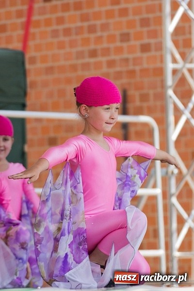 Zdjęcie w galerii na portalu naszraciborz.pl: Zamek kolorowy międzynarodowym folklorem wiadomości z regionu