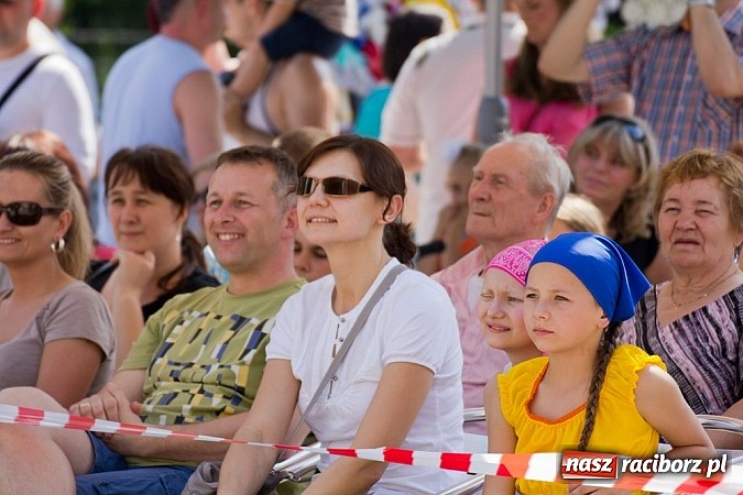 Zdjęcie w galerii na portalu naszraciborz.pl: Zamek kolorowy międzynarodowym folklorem wiadomości z regionu