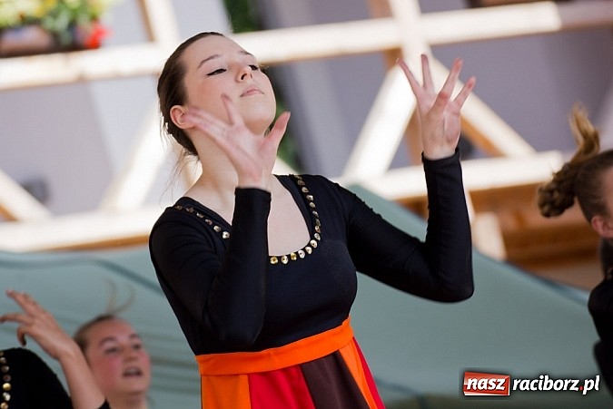 Zdjęcie w galerii na portalu naszraciborz.pl: Zamek kolorowy międzynarodowym folklorem wiadomości z regionu