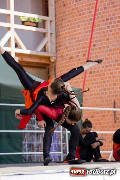 Zdjęcie w galerii na portalu naszraciborz.pl: Zamek kolorowy międzynarodowym folklorem wiadomości z regionu
