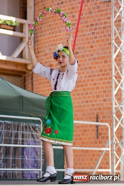Zdjęcie w galerii na portalu naszraciborz.pl: Zamek kolorowy międzynarodowym folklorem wiadomości z regionu