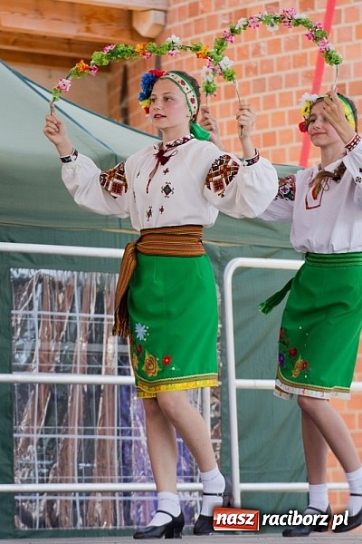 Zdjęcie w galerii na portalu naszraciborz.pl: Zamek kolorowy międzynarodowym folklorem wiadomości z regionu