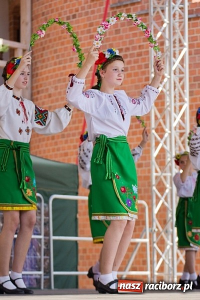Zdjęcie w galerii na portalu naszraciborz.pl: Zamek kolorowy międzynarodowym folklorem wiadomości z regionu