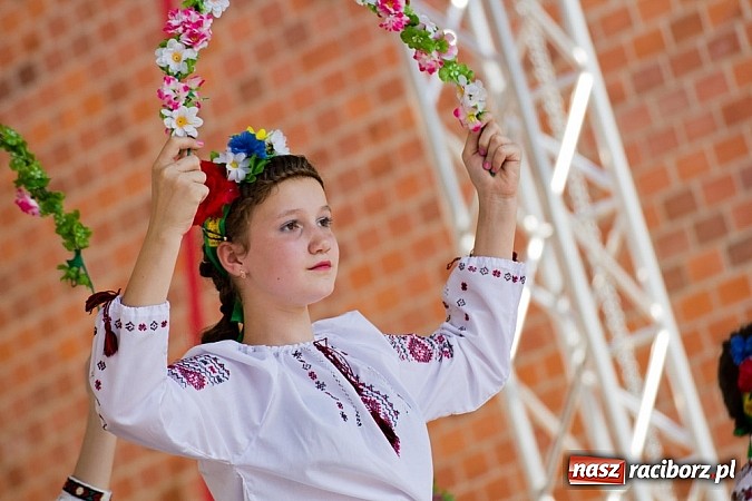 Zdjęcie w galerii na portalu naszraciborz.pl: Zamek kolorowy międzynarodowym folklorem wiadomości z regionu