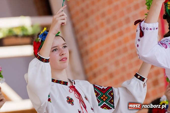 Zdjęcie w galerii na portalu naszraciborz.pl: Zamek kolorowy międzynarodowym folklorem wiadomości z regionu