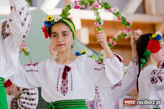 Zdjęcie w galerii na portalu naszraciborz.pl: Zamek kolorowy międzynarodowym folklorem wiadomości z regionu