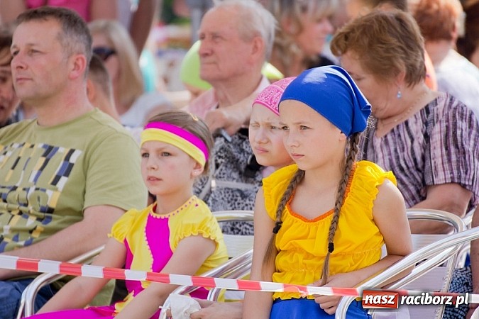 Zdjęcie w galerii na portalu naszraciborz.pl: Zamek kolorowy międzynarodowym folklorem wiadomości z regionu