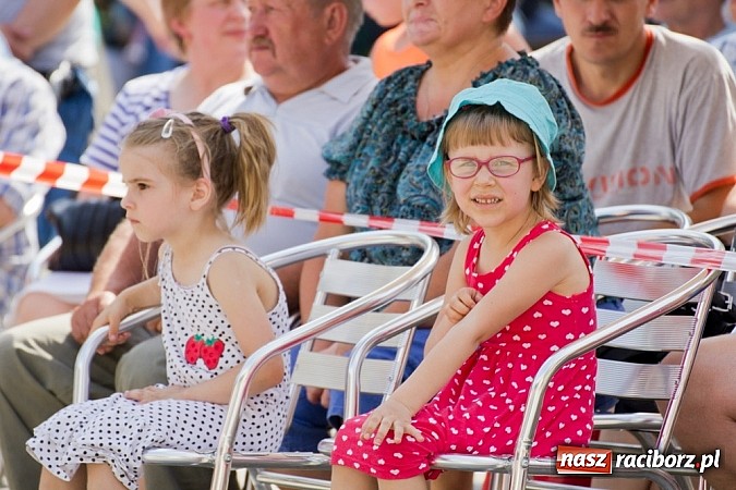 Zdjęcie w galerii na portalu naszraciborz.pl: Zamek kolorowy międzynarodowym folklorem wiadomości z regionu