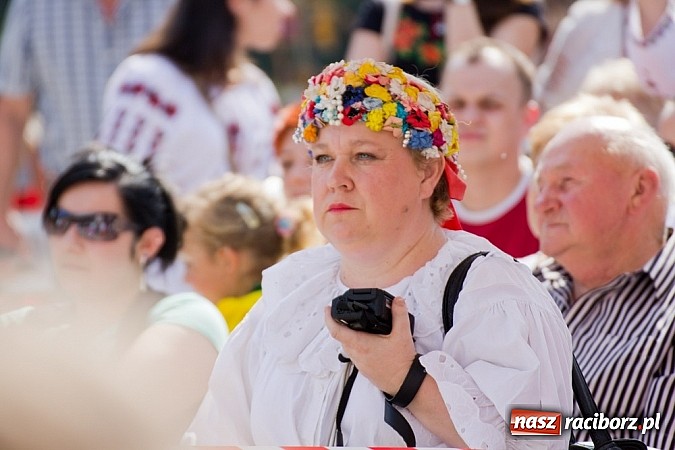 Zdjęcie w galerii na portalu naszraciborz.pl: Zamek kolorowy międzynarodowym folklorem wiadomości z regionu