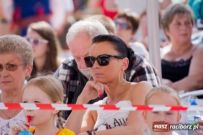 Zdjęcie w galerii na portalu naszraciborz.pl: Zamek kolorowy międzynarodowym folklorem wiadomości z regionu