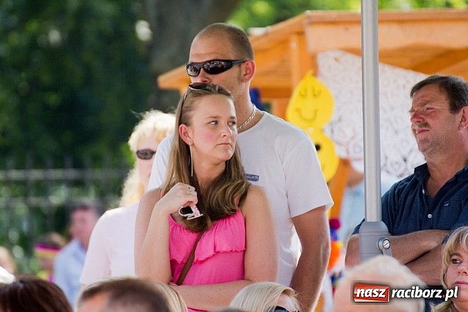 Zdjęcie w galerii na portalu naszraciborz.pl: Zamek kolorowy międzynarodowym folklorem wiadomości z regionu