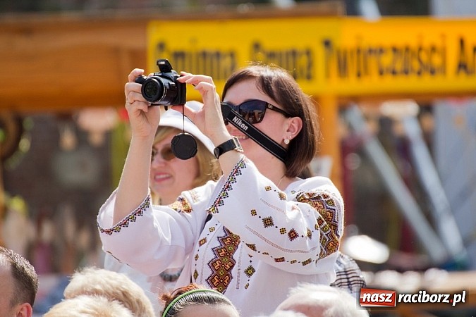 Zdjęcie w galerii na portalu naszraciborz.pl: Zamek kolorowy międzynarodowym folklorem wiadomości z regionu