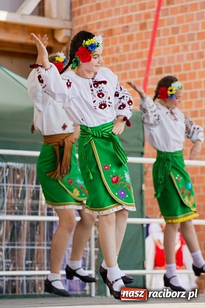 Zdjęcie w galerii na portalu naszraciborz.pl: Zamek kolorowy międzynarodowym folklorem wiadomości z regionu